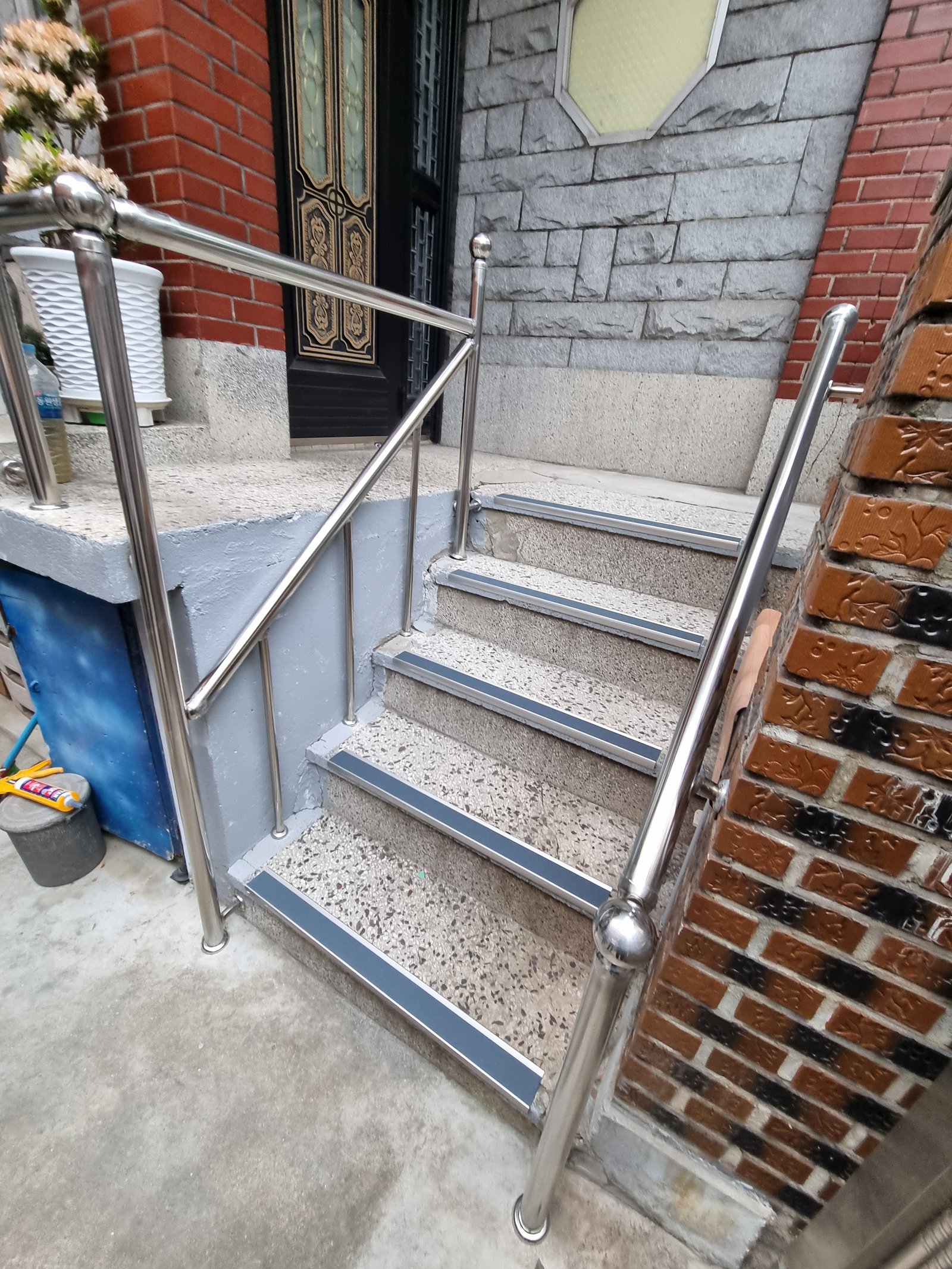 양쪽 핸드레일과 계단 색상에 맞춘 미끄럼방지 논슬립 패드 설치 완료