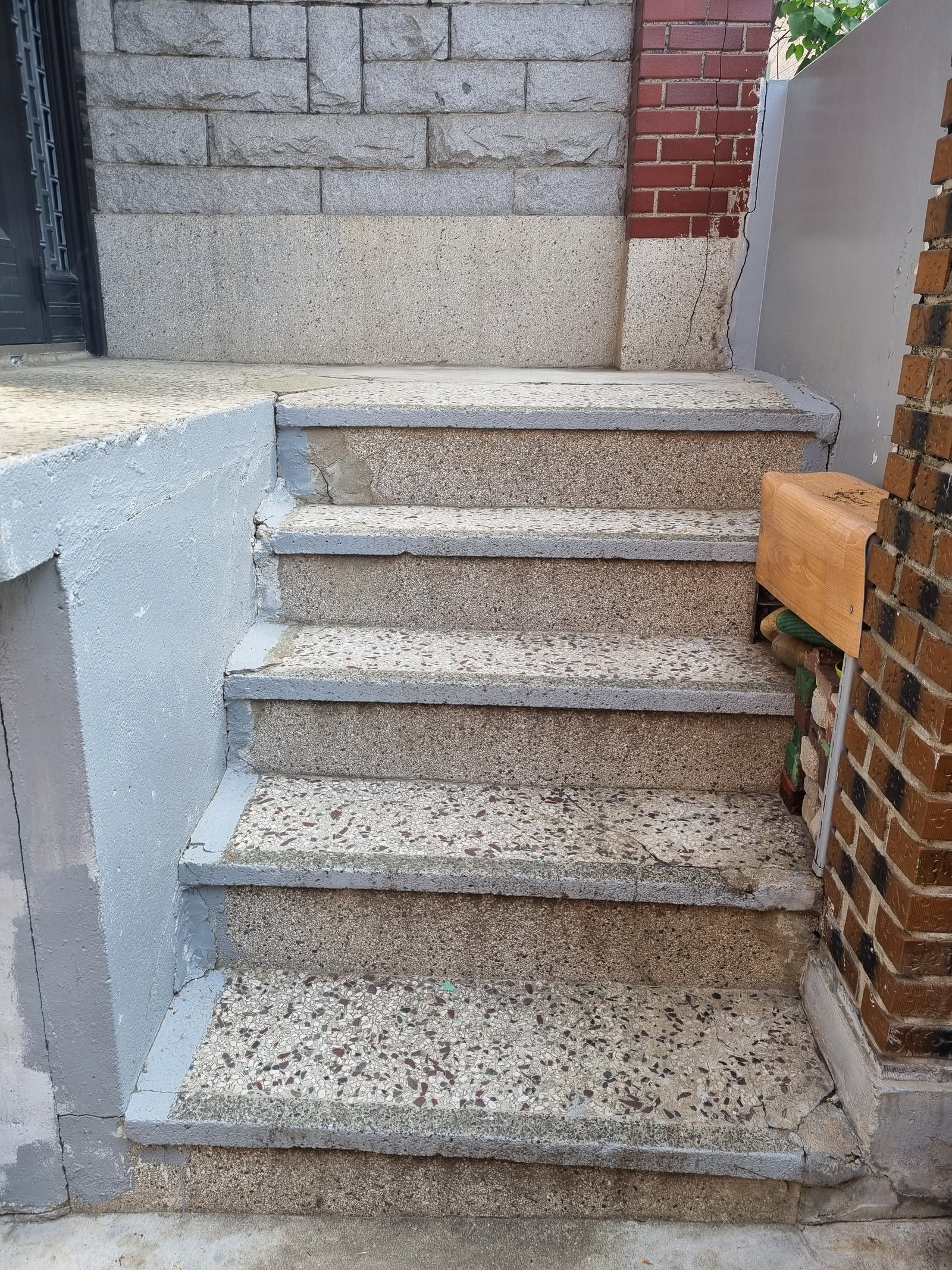 핸드레일·논슬립 패드 설치 전 현관 계단